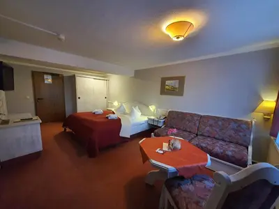 Ein Sitzbereich in der Unterkunft Hotel Zur Goldenen Sonne