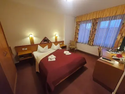 Ein Bett oder Betten in einem Zimmer der Unterkunft Hotel Zur Goldenen Sonne