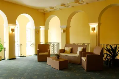 Ein Sitzbereich in der Unterkunft Kurhotel Fürstenhof by David