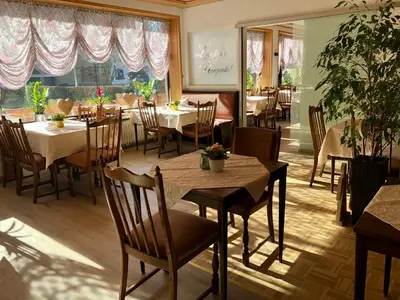 Ein Restaurant oder anderes Speiselokal in der Unterkunft Landhotel Kunzental