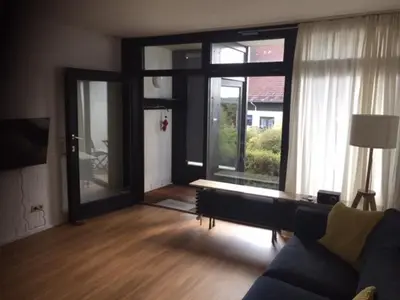 Ein Sitzbereich in der Unterkunft Roter Bär im Quellenweg