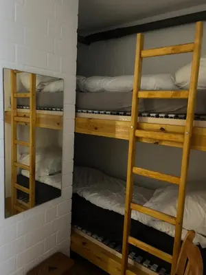 Ein Etagenbett oder Etagenbetten in einem Zimmer der Unterkunft Roter Bär im Quellenweg