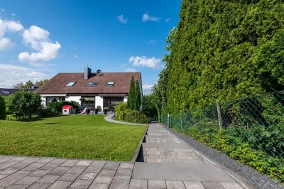 Ein Garten an der Unterkunft Ferienwohnung Blickfang am Nordberg