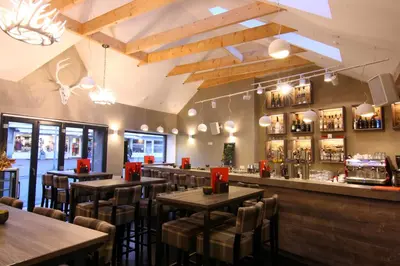 Ein Restaurant oder anderes Speiselokal in der Unterkunft StrandBerg's Designhotel Viktoria