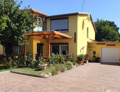 Das Gebäude in dem sich die Ferienwohnung befindet