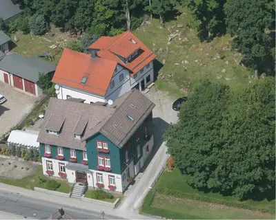 Das Gebäude in dem sich die Pension befindet