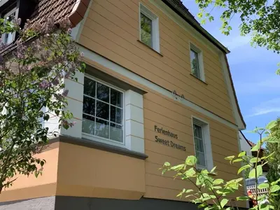 Das Gebäude in dem sich das Ferienhaus befindet
