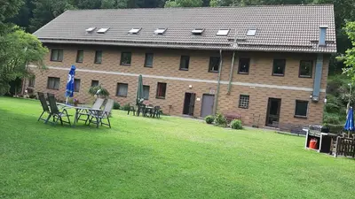 Ein Garten an der Unterkunft Haus am Wolfsbach