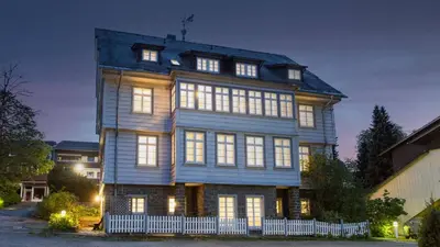Das Gebäude in dem sich das Ferienhaus befindet