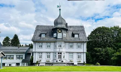 Das Gebäude in dem sich das Ferienhaus befindet