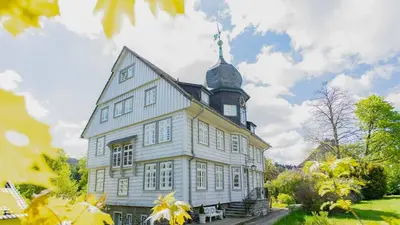 Das Gebäude in dem sich das Ferienhaus befindet
