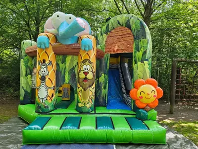 Ein Wasserpark im Hotel oder in der Nähe