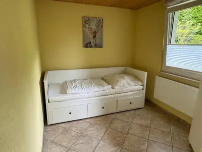 Ein Bett oder Betten in einem Zimmer der Unterkunft Die kleine Lodge, freistehend, direkte Waldlage, Terrasse, Garten, Grill, WLAN