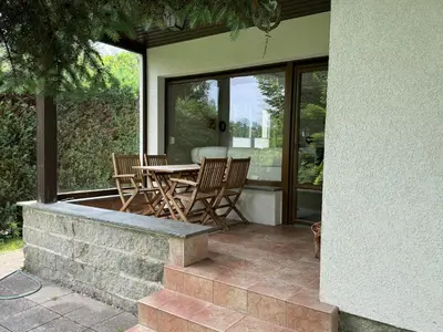 Ein Balkon oder eine Terrasse in der Unterkunft Die kleine Lodge, freistehend, direkte Waldlage, Terrasse, Garten, Grill, WLAN
