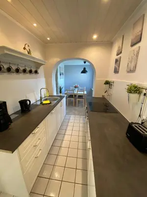 Küche/Küchenzeile in der Unterkunft Die kleine Lodge, freistehend, direkte Waldlage, Terrasse, Garten, Grill, WLAN