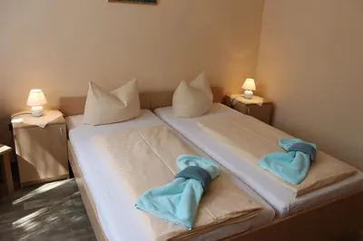 Ein Bett oder Betten in einem Zimmer der Unterkunft Hotel und Campingstell und Zeltplatz an der Talsperre im Harz