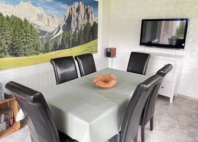 Ein allgemeiner Bergblick oder ein Berglick von des Ferienhauses aus