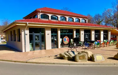 Das Gebäude in dem sich das Ferienhaus befindet