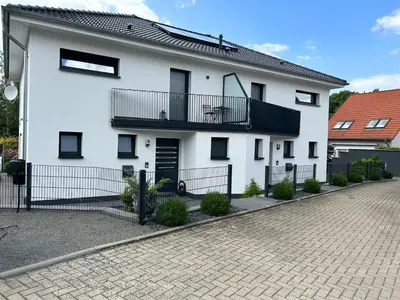 Das Gebäude in dem sich das Ferienhaus befindet