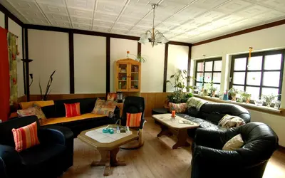 Ein Sitzbereich in der Unterkunft Wiedaer Hütte