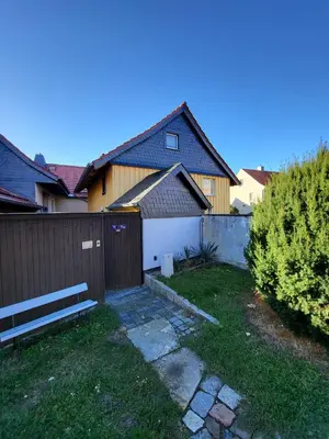 Das Gebäude in dem sich das Ferienhaus befindet