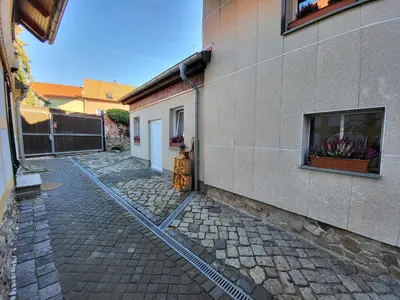 Das Gebäude in dem sich das Ferienhaus befindet