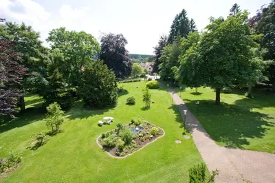 Ein Garten an der Unterkunft Hotel Hahnenkleer Hof