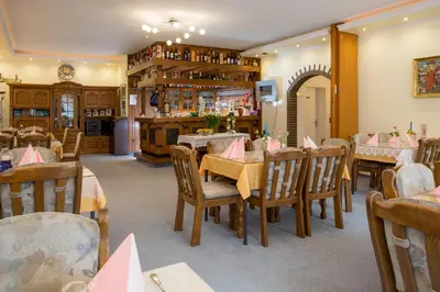 Ein Restaurant oder anderes Speiselokal in der Unterkunft Hotel Restaurant Rehberg