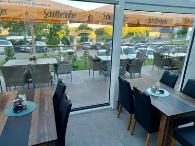 Ein Restaurant oder anderes Speiselokal in der Unterkunft Hotel Restaurant Rehberg