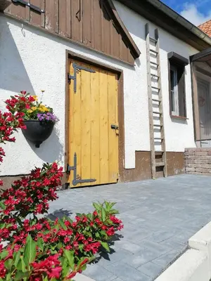 Das Gebäude in dem sich das Ferienhaus befindet