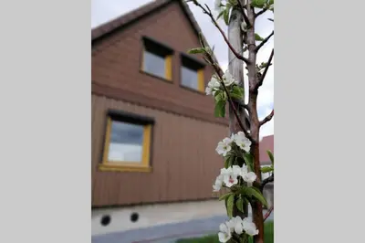 Das Gebäude in dem sich das Ferienhaus befindet