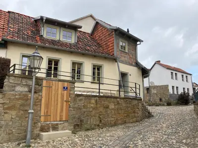 Das Gebäude in dem sich das Ferienhaus befindet