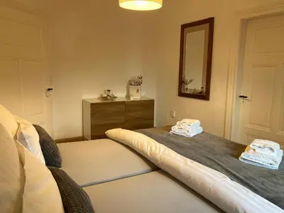 Ein Bett oder Betten in einem Zimmer der Unterkunft Villa Schlossblick I - Zeit zum Entspannen in exklusiver Ferienwohnung mit Panoramablick, Parkplatz, WLAN, Smart-TV
