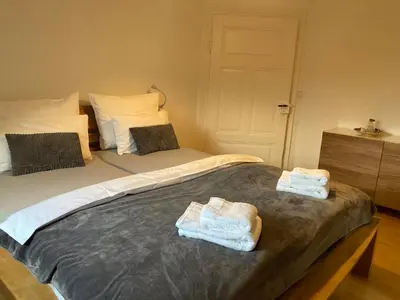 Ein Bett oder Betten in einem Zimmer der Unterkunft Villa Schlossblick I - Zeit zum Entspannen in exklusiver Ferienwohnung mit Panoramablick, Parkplatz, WLAN, Smart-TV