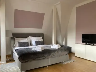 Ein Bett oder Betten in einem Zimmer der Unterkunft Villa Schlossblick I - Zeit zum Entspannen in exklusiver Ferienwohnung mit Panoramablick, Parkplatz, WLAN, Smart-TV
