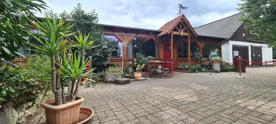 Ein Garten an der Unterkunft Auf dem Reiterhof