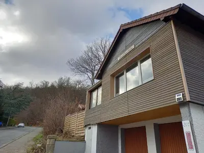 Das Gebäude in dem sich das Ferienhaus befindet