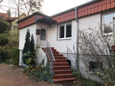 Das Gebäude in dem sich das Ferienhaus befindet
