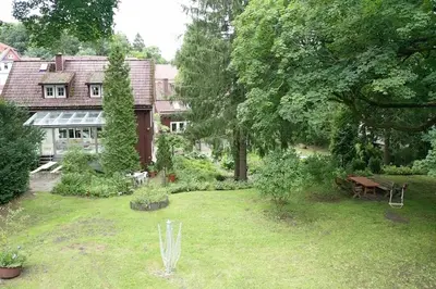 Ein Garten an der Unterkunft Liebevoll eingerichtetes Ferienhaus mit großem Garten
