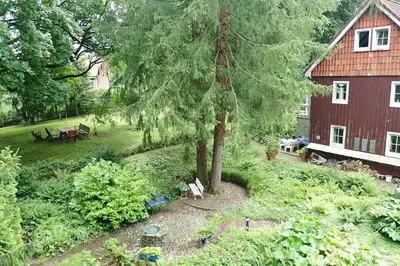 Ein Garten an der Unterkunft Liebevoll eingerichtetes Ferienhaus mit großem Garten