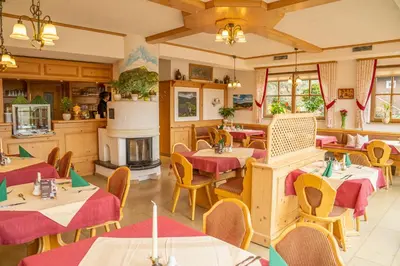 Ein Restaurant oder anderes Speiselokal in der Unterkunft Hotel und Berggasthof Zum Sonnenhof