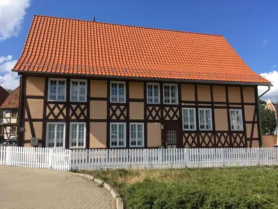 Das Gebäude in dem sich das Ferienhaus befindet