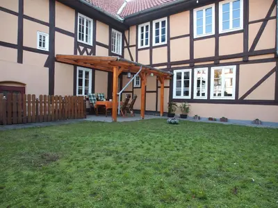 Ein Garten an der Unterkunft Quedlinburger Fachwerkhaus