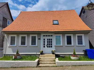 Das Gebäude in dem sich das Ferienhaus befindet