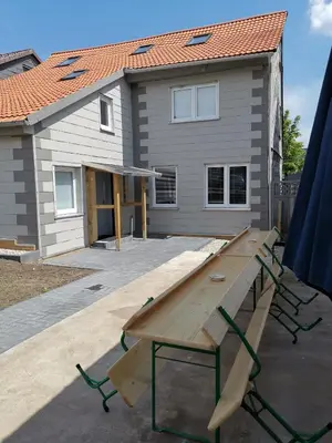 Das Gebäude in dem sich das Ferienhaus befindet