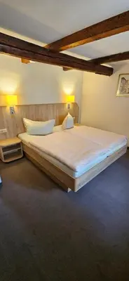 Ein Bett oder Betten in einem Zimmer der Unterkunft Hotel Zum Schloss