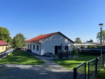 Das Gebäude in dem sich das Ferienhaus befindet