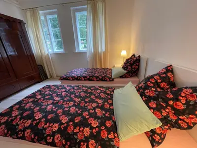 Ein Bett oder Betten in einem Zimmer der Unterkunft Großzügige Souterrainwohnung in historischer Stadtvilla im Herzen Zellerfelds