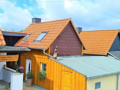 Das Gebäude in dem sich das Ferienhaus befindet