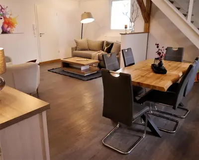 Ein Sitzbereich in der Unterkunft FeWo Fuchsbau mit Dampfdusche #Kamin#Innenstadtnähe#Netflix von Harztraveler